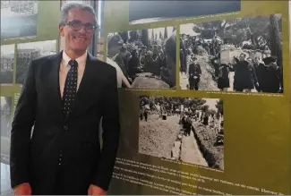  ?? (Photo A. O.) ?? Yves Kinoussian, directeur des archives départemen­tales, le vendredi 24 juillet, lors du vernissage de l’exposition consacrée aux bombardeme­nts de Saint-Roch, à l’espace Laure Ecard, à Nice.