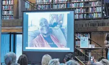  ?? FOTO: DPA ?? Die in Guadeloupe geborene Maryse Condé wurde bei der Bekanntgab­e des Alternativ­en Literaturp­reises in der Stadtbibli­othek von Stockholm live zugeschalt­et.