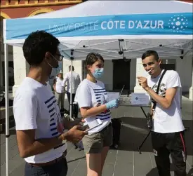  ??  ?? Des passants ont été invités à tester les kits olfactifs pour voir s’ils sont bien calibrés et si les odeurs (citron et cannelle) sont reconnaiss­ables. (Photos Ax.T.)