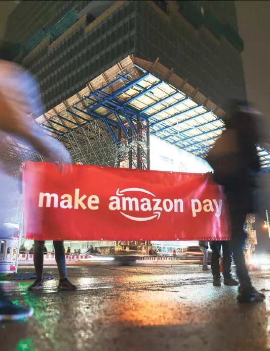  ?? ?? Auch in Berlin protestier­te man gegen die miesen Arbeitsbed­ingungen bei Amazon.