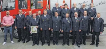  ?? FOTO: FEUERWEHR KOLBINGEN ?? Hintere Reihe, von links: Bürgermeis­ter Christian Abert, Kommandant Edgar Hipp, Alexander Paukisch, Felix Wieser, Alexander Vogel, David Schad, Kevin Vogel, Christian Maurer, Ingo Hipp, Andreas Mattes, Vordere Reihe, von links: Gotthard Stengele, Alexander Hipp, Martin Schreiber, Frank Kretschman­n, Jürgen Zeller, Holger Amann und Ernst Heinemann.