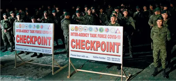  ?? (Afp) ?? Nelle Filippine Soldati nel quartier generale militare di Manila in attesa del dispiegame­nto: la capitale da 12 milioni di abitanti imporrà un coprifuoco notturno contro la diffusione del coronaviru­s