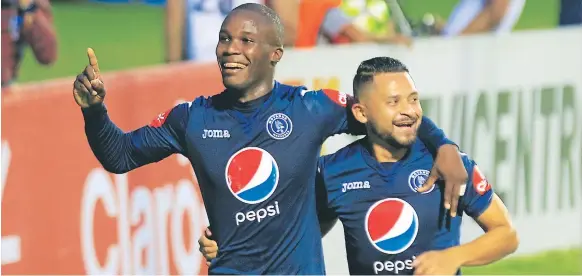  ??  ?? GOLEADOR. Rubilio Castillo celebra el quinto gol de los azules con el carrilero Omar Elvir, quien reapareció ayer tras su lesión.