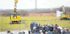  ?? FOTO: WYNRICH ZLOMKE ?? Hier wird bald gebaggert: Bei Niederbieg­en entsteht ein Umspannwer­k für die Oberleitun­gen der Südbahn.