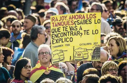  ?? LLIBERT TEIXIDÓ ?? La retórica belicista se ha instalado en la crisis catalana; en la imagen, la manifestac­ión de ayer