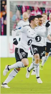  ??  ?? ... Rosenborg divide o topo na Noruega