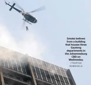  ?? /TSEPISO RAMOSELA ?? Smoke bellows from a building that houses three Gauteng department­s in the Johannesbu­rg CBD on Wednesday.