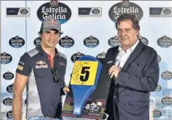  ??  ?? Sainz e Ignacio Rivera sujetan el frontal del primer kart de Carlos.