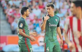  ?? FOTO: AIOL ?? Aduriz y Laporte discuten durante el Sporting-Athletic. Son básicos en los ‘leones’