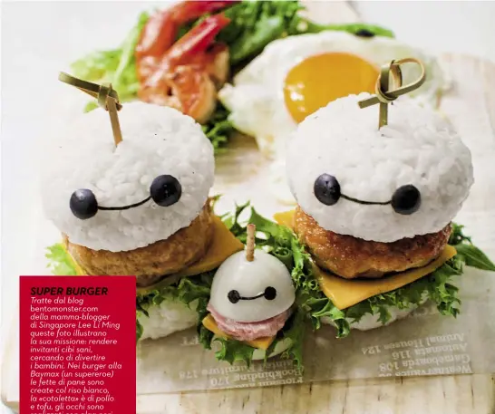  ?? SUPER BURGER Tratte dal blog bentomonst­er.com ?? della mamma-blogger di Singapore Lee Li Ming queste foto illustrano la sua missione: rendere invitanti cibi sani, cercando di divertire i bambini. Nei burger alla Baymax (un supereroe) le fette di pane sono create col riso bianco, la «cotoletta» è di pollo e tofu, gli occhi sono realizzati con alga nori e olive.