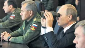  ??  ?? Der russische Präsident und Oberbefehl­shaber Wladimir Putin hat das internatio­nal umstritten­e Großmanöve­r Sapad inspiziert.