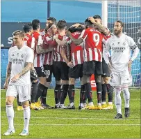  ?? JORGE ZAPATA / EFE ?? Contraste. Los jugadores del Madrid se lamentan tras uno de los goles del Athletic.