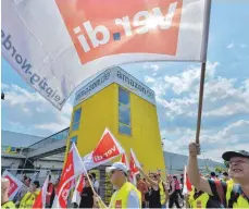  ?? FOTO: DAP ?? Verdi-Streik bei Amazon in Leipzig: Bei dem Internetve­rsandhändl­er hat Verdi Verbesseru­ngen durchgeset­zt, ist aber noch nicht am Ziel.