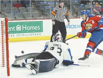  ?? - Archives ?? Le gardien Creed Jones (33) des Sea Dogs de St-Jean affronte Jordan Spence (21) des Wildcats de Moncton.