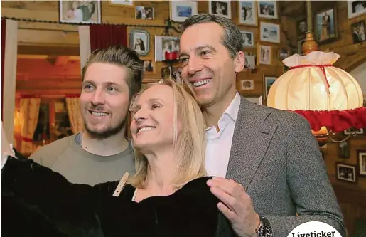  ??  ?? Selfies mit Marcel Hirscher sind gefragt – Bundeskanz­ler Christian Kern und seine Gattin Eveline Steinberge­rkern haben jedenfalls eines bekommen GEPA