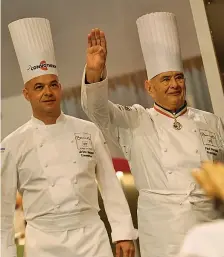  ??  ?? Jérôme Bocuse, presidente del Bocuse d’or, con il papà Paul scomparso a gennaio