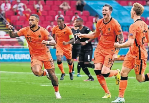  ??  ?? Depay corre a celebrar el 1-0 ante la alegría de De Jong, Weghorst y Wijnaldum.