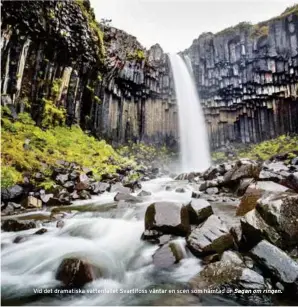  ??  ?? Vid det dramatiska vattenfall­et Svartifoss väntar en scen som hämtad ur Sagan om ringen.