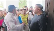  ??  ?? Emilio Caamal Gutiérrez, suspendido ayer como director de la Policía de Progreso, ante vecinos que protestaro­n en Palacio el 31 de mayo