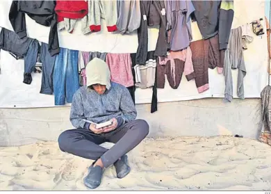  ?? EFE ?? Un joven lee el Corán en Rafah.