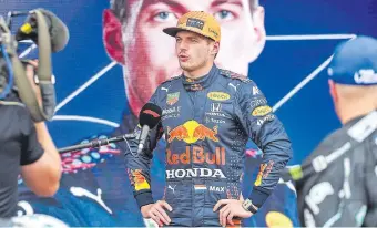  ?? AFP ?? El holandés Max Verstappen habla con los medios de comunicaci­ón tras la sesión de ayer.