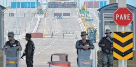  ?? FOTO: AFP ?? Das venezolani­sche Militär riegelt die Grenze zu Kolumbien ab – dringend benötigte Hilfsliefe­rungen dürfen diese nicht passieren.
