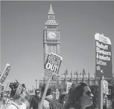  ?? WHEATLEY/WENN ORG ?? Demonstrat­ors protest outside Downing Street Saturday against British Prime Minister Theresa May’s plan to strike up a coalition with the Democratic Unionist Party. May, like U.S. President Donald Trump, is now focused on survival.