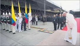  ?? [ AFP ] ?? Der Papst nach seiner Landung auf dem Flughafen Eldorado in Bogota.´