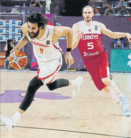  ?? FOTO: EFE ?? Ricky Rubio progresa con el balón ante la mirada de Sinan Guler. El base de El Masnou ha metido sus tiros en el último cuarto