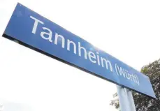  ?? FOTO: TOBIAS REHM ?? Bahnreisen­de müssen in Tannheim länger als zunächst vorgesehen auf den Bus umsteigen.