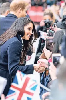  ?? FOTO: IMAGO ?? Meghan Markle kommt beim Volk gut an: Hier besucht sie mit Prinz Harry eine Feier zum Weltfrauen­tag am 8. März in Birmingham.