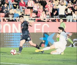  ?? DAVID BORRAT / EFE ?? Ferran Torres marcó en esta acción el tercer gol del Valencia