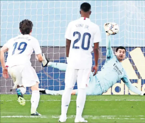  ??  ?? Courtois firmó esta parada impresiona­nte, con la mano derecha, en el penalti lanzado por Roger en la segunda parte. Pero no pudo evitar la derrota.