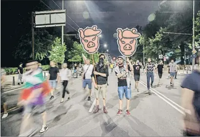  ?? J. A. SÁNCHEZ MANZANO ?? Elits. A més de banderes i missatges contra Boríssov, els manifestan­ts porten pancartes amb què expressen l’opinió sobre les elits del seu país