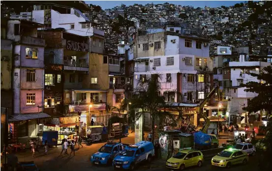  ?? Leo Correa/Associated Press ?? Acesso à favela da Rocinha, na zona sul do Rio, onde conflitos entre facções e com policiais elevam tensões e interrompe­m serviços básicos à população