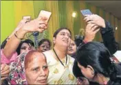  ??  ?? Women click selfie with minister Smriti Irani at an Iftaar hosted by minister Mukhtar Abbas Naqvi at his Delhi residence. ARVIND YADAV/HT