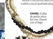  ??  ?? CHANEL Collar de perlas tricolor con ‘charm’ con el logo.