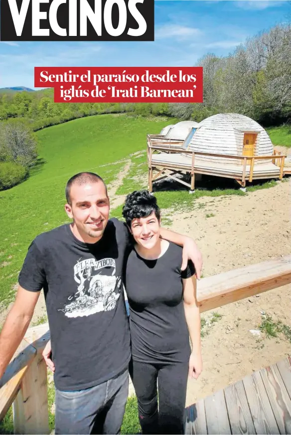  ??  ?? La pareja Iñaki Celaya y Marina Otazu posa en una de las terrazas de uno de los iglús de ‘Irati Barnean’, dos semanas antes de su apertura.