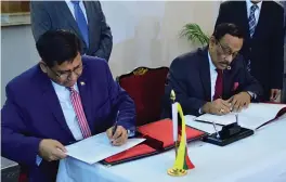  ?? — AFP ?? Bangladesh’s foreign secretary Shahidul Haque ( right) and his Myanmar counterpar­t U. Myint Thu sign terms of reference on Rohingya repatriati­on in Dhaka on Tuesday.