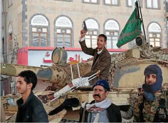  ?? PHOTO: HANI MOHAMMED/AP ?? CELEBRATIO­NS FOR SOME: Houthi Shiite fighters guard a street leading to Ali Abdullah Saleh’s home in Sanaa, Yemen on Monday.