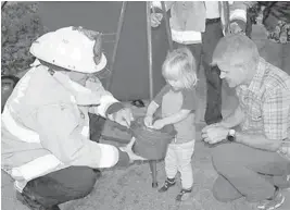  ?? THESALVATI­ONARMYOFBR­OWARDCOUNT­Y/ COURTESY ?? Luke Schofield, center, donates toThe SalvationA­rmy ofBroward County with the help of Fort Lauderdale­Deputy Fire Chief/Fire MarshalJef­f Lucas andRobert Schofield at last year’s Christmas on Las Olas event.