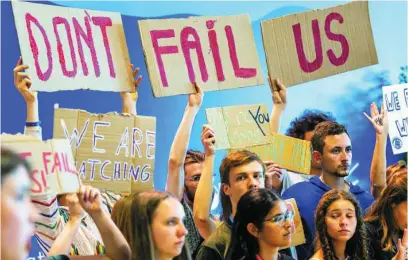  ?? EP ?? Activistas muestran pancartas en defensa de acuerdos contra el cambio climático en Egipto