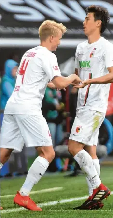  ?? Foto: Ulrich Wagner ?? Der erste Bundesliga Auftritt gegen Mönchengla­dbach: Felix Götze (links) kommt, Ja Cheol Koo geht.