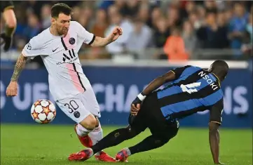  ?? (Photo AFP) ?? Lionel Messi se heurte à l’ancien Niçois Stanley Nsoki.