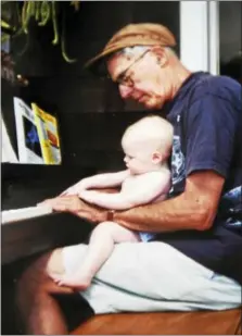  ?? PETER HVIZDAK - NEW HAVEN REGISTER ?? Walter Kaylin at his home in Old Lyme about 20 years ago with his granddaugh­ter, Charlotte Beach. You could say she studied on the knees of the master. (Contribute­d photo by Jennifer Kaylin).