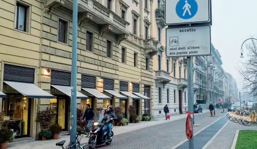  ?? (foto Carlo Cozzoli) ?? Due ruote
Al parcheggio delle bici di piazza Tommaseo si trovano anche motorini a ogni ora del giorno e della notte