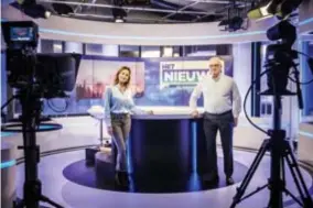  ?? FOTO VICTORIANO MORENO ?? Nieuwsanke­r Bieke Ilegems en hoofdredac­teur Hans Hellemans in de studio op de Rijnkaai.