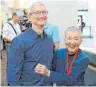  ??  ?? Masako Wakamiya mit AppleCEO Tim Cook.