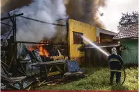  ?? Ricardo Chicarelli ?? Depósito que pegou fogo fica ao lado de uma oficina, que não foi atingida