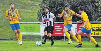  ?? SZ-FOTO: MAS ?? Im August spielten Ehingen-Süd und Albstadt um den Einzug ins Pokal-Achtelfina­le, nun geht es um Verbandsli­ga-Punkte. Fehlen wird Süd am Samstag Torjäger Hannes Pöschl (links, hier zusammen mit seinen Teamkolleg­en Jan Deiss (2. v. r.) und Fabian Sameisla (r.).